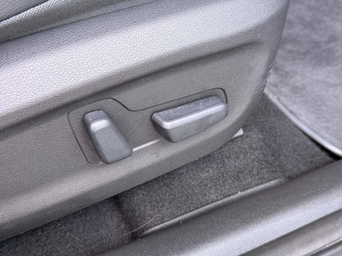 Hyundai Kona Hyundai Kona EV Premium 64 kWh SOH 94% | ORIGINEEL NL AUTO | 3-FASE LADEN | WARMTEPOMP| SCHUIFDAK | LEREN BEKLEDING | STOEL- + STUURERWARMING | KRELL PREMIUM AUDIO | HEAD-UP DISPLAY | STOELVENTILATIE | AFNEEMBARE TREKHAAK | CAMERA | ACHTERBANKVERWARMING | ALL-SEASON BANDEN | HYUNDAI DEALER ONDERHOUDEN | 12 MND. BOVAG GARANTIE