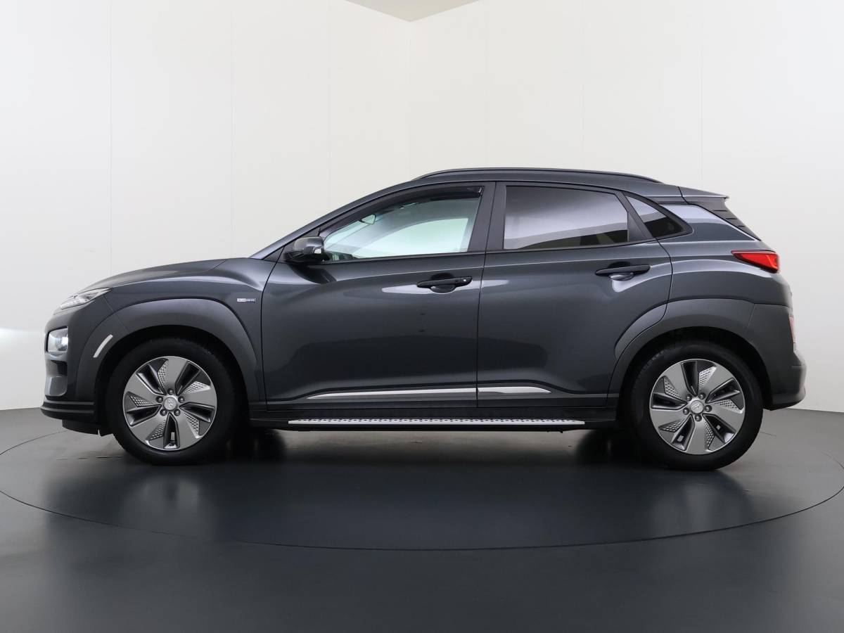 Hyundai Kona Hyundai Kona EV Premium 64 kWh SOH 94% | ORIGINEEL NL AUTO | 3-FASE LADEN | WARMTEPOMP| SCHUIFDAK | LEREN BEKLEDING | STOEL- + STUURERWARMING | KRELL PREMIUM AUDIO | HEAD-UP DISPLAY | STOELVENTILATIE | AFNEEMBARE TREKHAAK | CAMERA | ACHTERBANKVERWARMING | ALL-SEASON BANDEN | HYUNDAI DEALER ONDERHOUDEN | 12 MND. BOVAG GARANTIE
