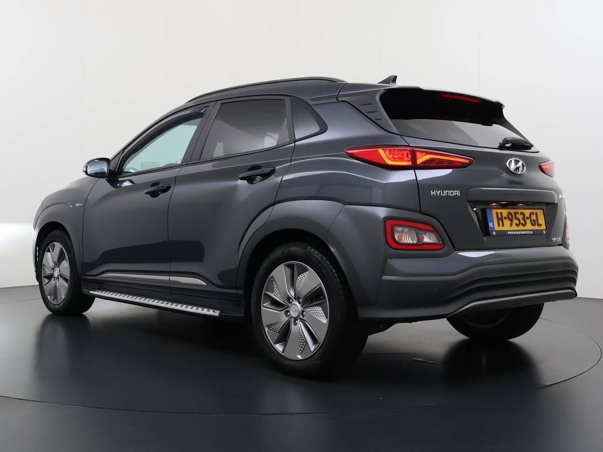 Hyundai Kona Hyundai Kona EV Premium 64 kWh SOH 94% | ORIGINEEL NL AUTO | 3-FASE LADEN | WARMTEPOMP| SCHUIFDAK | LEREN BEKLEDING | STOEL- + STUURERWARMING | KRELL PREMIUM AUDIO | HEAD-UP DISPLAY | STOELVENTILATIE | AFNEEMBARE TREKHAAK | CAMERA | ACHTERBANKVERWARMING | ALL-SEASON BANDEN | HYUNDAI DEALER ONDERHOUDEN | 12 MND. BOVAG GARANTIE