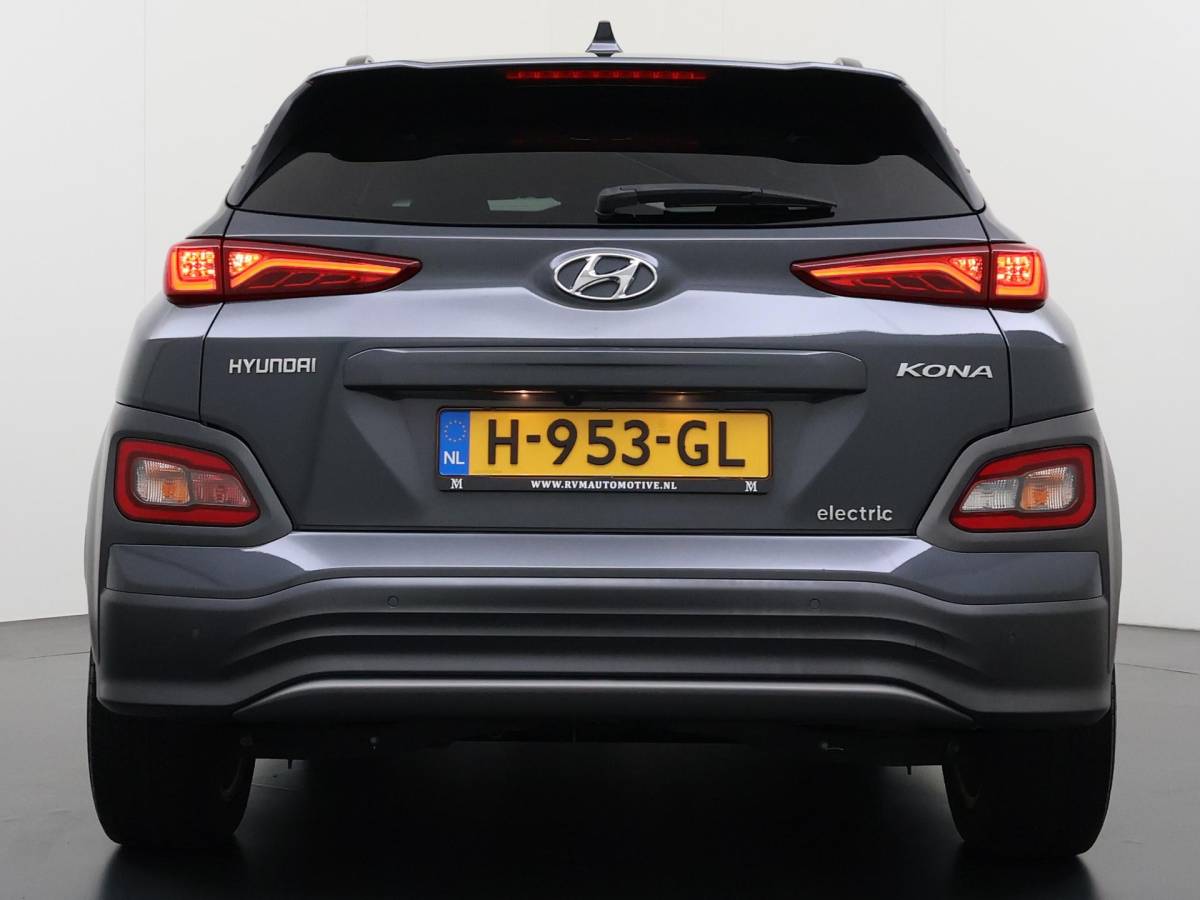 Hyundai Kona Hyundai Kona EV Premium 64 kWh SOH 94% | ORIGINEEL NL AUTO | 3-FASE LADEN | WARMTEPOMP| SCHUIFDAK | LEREN BEKLEDING | STOEL- + STUURERWARMING | KRELL PREMIUM AUDIO | HEAD-UP DISPLAY | STOELVENTILATIE | AFNEEMBARE TREKHAAK | CAMERA | ACHTERBANKVERWARMING | ALL-SEASON BANDEN | HYUNDAI DEALER ONDERHOUDEN | 12 MND. BOVAG GARANTIE