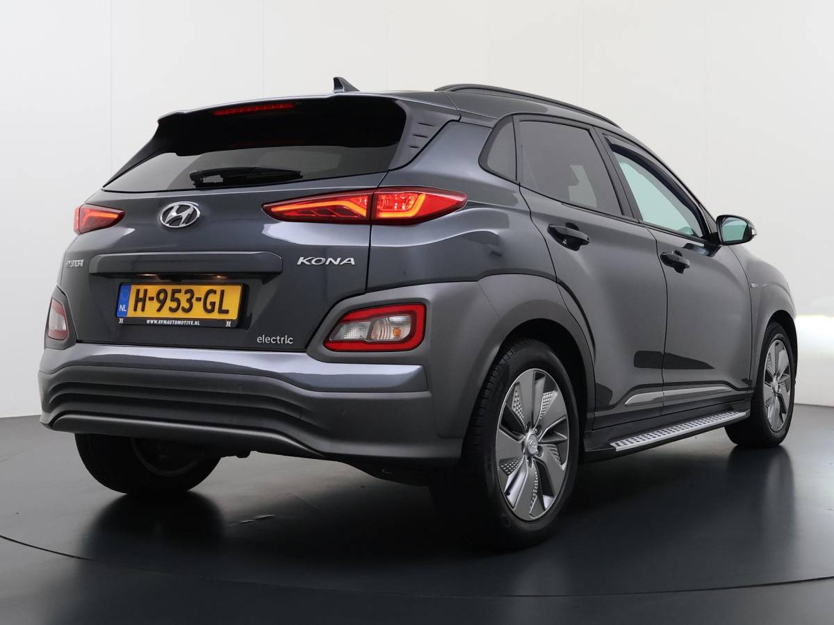 Hyundai Kona Hyundai Kona EV Premium 64 kWh SOH 94% | ORIGINEEL NL AUTO | 3-FASE LADEN | WARMTEPOMP| SCHUIFDAK | LEREN BEKLEDING | STOEL- + STUURERWARMING | KRELL PREMIUM AUDIO | HEAD-UP DISPLAY | STOELVENTILATIE | AFNEEMBARE TREKHAAK | CAMERA | ACHTERBANKVERWARMING | ALL-SEASON BANDEN | HYUNDAI DEALER ONDERHOUDEN | 12 MND. BOVAG GARANTIE
