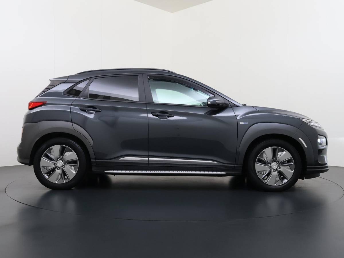 Hyundai Kona Hyundai Kona EV Premium 64 kWh SOH 94% | ORIGINEEL NL AUTO | 3-FASE LADEN | WARMTEPOMP| SCHUIFDAK | LEREN BEKLEDING | STOEL- + STUURERWARMING | KRELL PREMIUM AUDIO | HEAD-UP DISPLAY | STOELVENTILATIE | AFNEEMBARE TREKHAAK | CAMERA | ACHTERBANKVERWARMING | ALL-SEASON BANDEN | HYUNDAI DEALER ONDERHOUDEN | 12 MND. BOVAG GARANTIE
