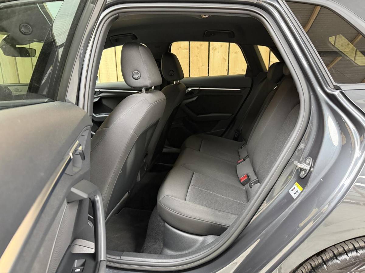 Audi A3 Audi A3 Sportback 30 TFSI Pro Line Automaat Apple CarPlay/Android Auto | Cruise control & climate control | DAB ontvanger | LED koplampen | Cruise control & climate control | Lane assist | Lichtmetalen velgen