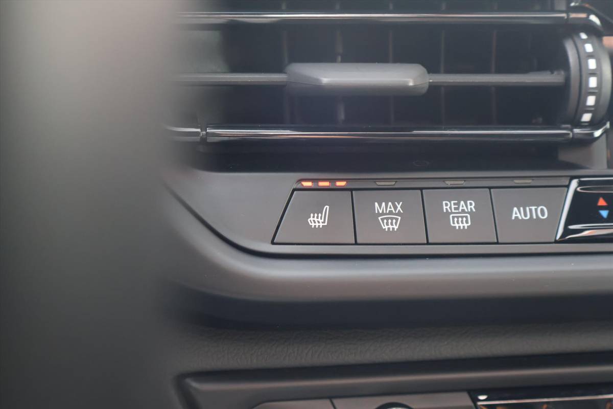 BMW 1 Serie BMW 1-Serie (f40) 118i M-Sport | Pano | Shadow | Leder | Harman/kardon | Camera | Stuur/Stoelverwarming |