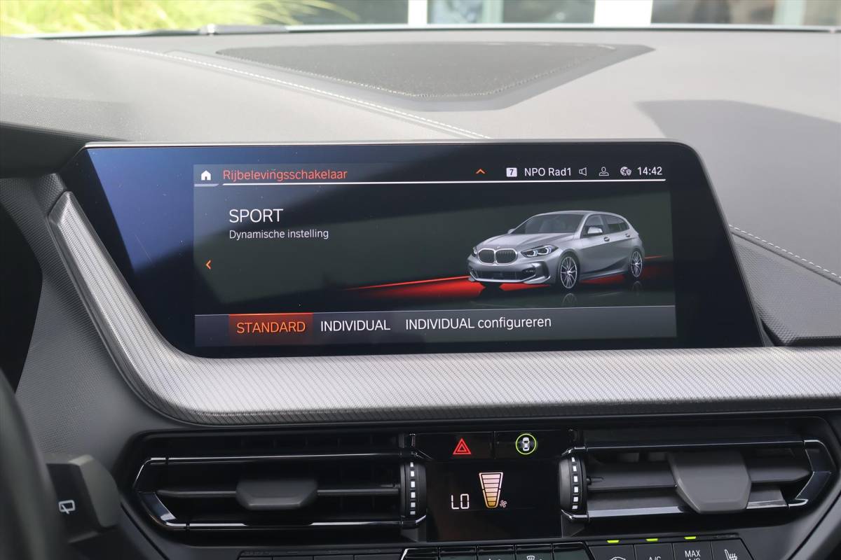 BMW 1 Serie BMW 1-Serie (f40) 118i M-Sport | Pano | Shadow | Leder | Harman/kardon | Camera | Stuur/Stoelverwarming |