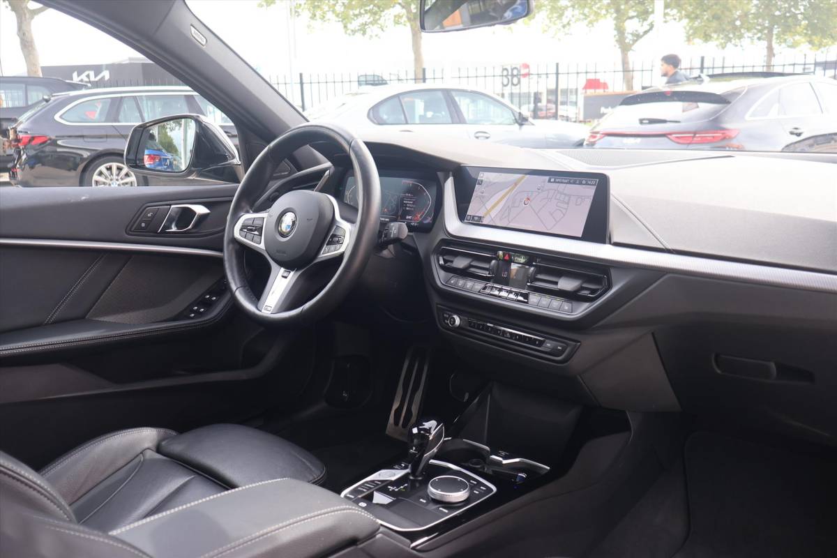 BMW 1 Serie BMW 1-Serie (f40) 118i M-Sport | Pano | Shadow | Leder | Harman/kardon | Camera | Stuur/Stoelverwarming |