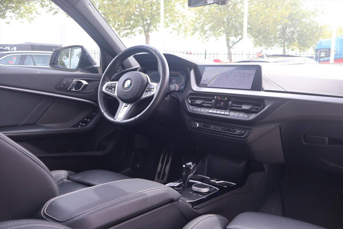 BMW 1 Serie BMW 1-Serie (f40) 118i M-Sport | Pano | Shadow | Leder | Harman/kardon | Camera | Stuur/Stoelverwarming |