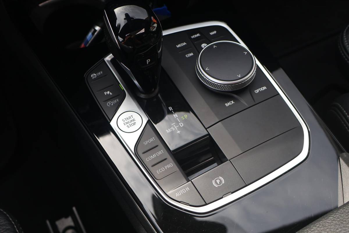 BMW 1 Serie BMW 1-Serie (f40) 118i M-Sport | Pano | Shadow | Leder | Harman/kardon | Camera | Stuur/Stoelverwarming |