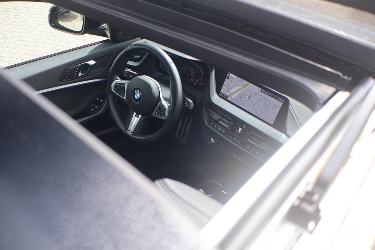 BMW 1 Serie BMW 1-Serie (f40) 118i M-Sport | Pano | Shadow | Leder | Harman/kardon | Camera | Stuur/Stoelverwarming |