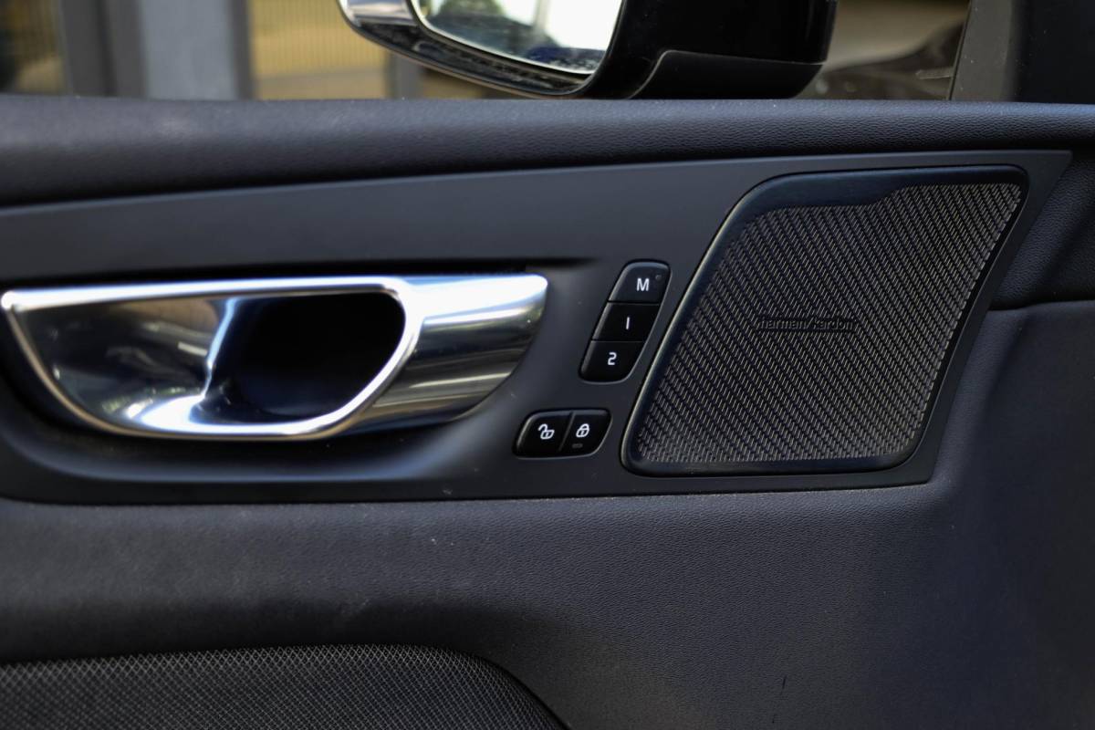 Volvo XC60 Volvo XC60 T8 AWD R-design Luchtvering | Pano | Harman Kardon | Trekhaak | Dealeronderhouden