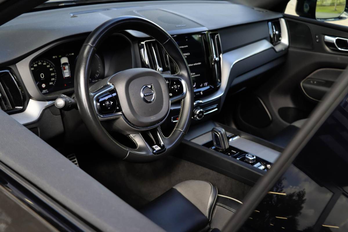 Volvo XC60 Volvo XC60 T8 AWD R-design Luchtvering | Pano | Harman Kardon | Trekhaak | Dealeronderhouden