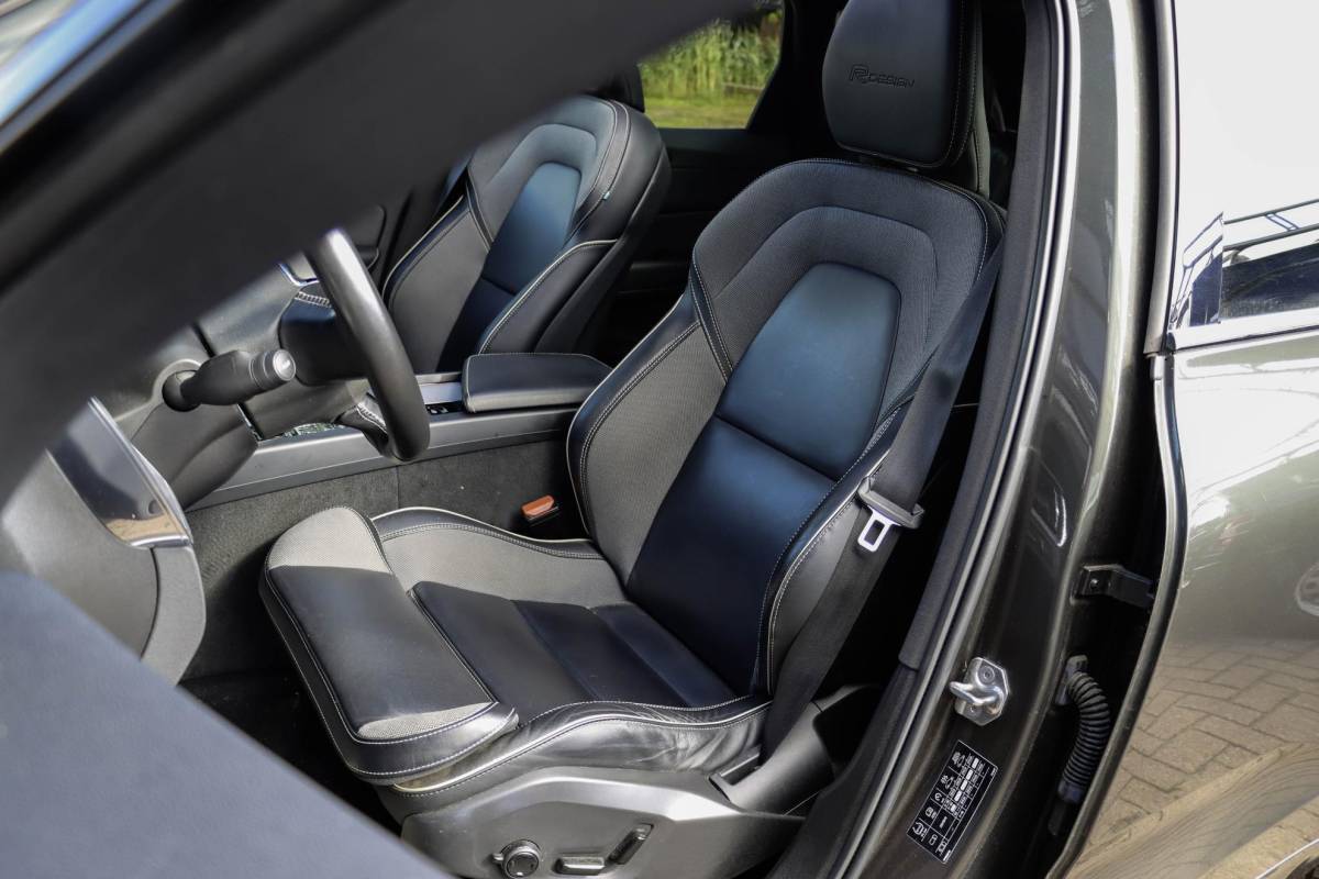 Volvo XC60 Volvo XC60 T8 AWD R-design Luchtvering | Pano | Harman Kardon | Trekhaak | Dealeronderhouden