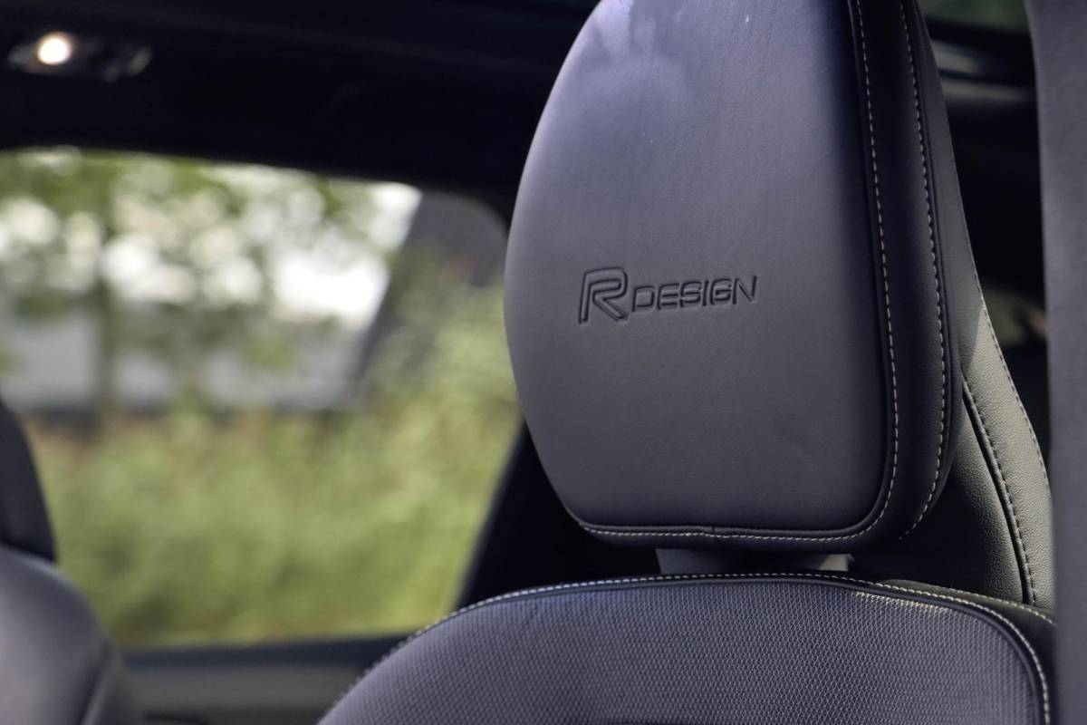 Volvo XC60 Volvo XC60 T8 AWD R-design Luchtvering | Pano | Harman Kardon | Trekhaak | Dealeronderhouden