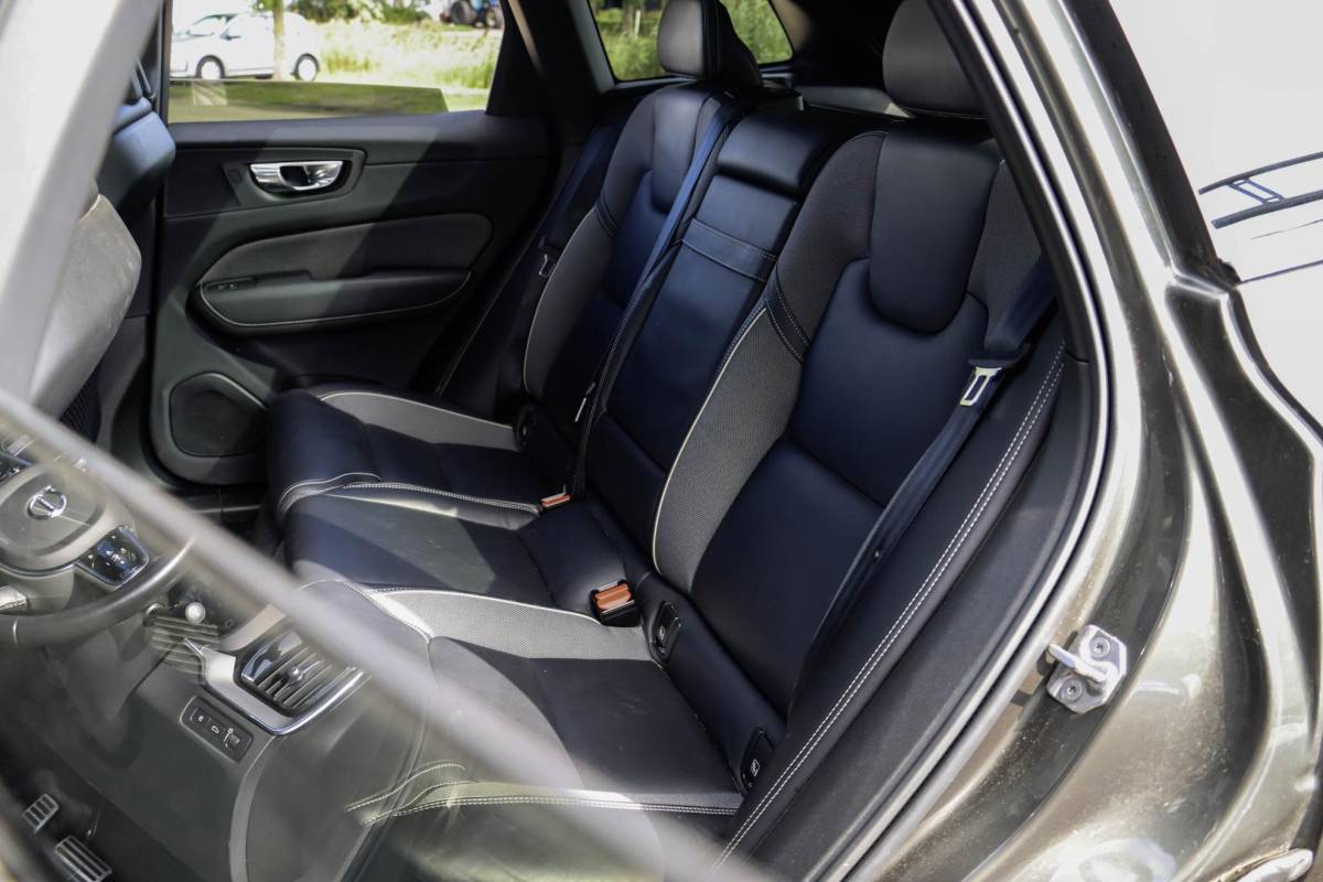 Volvo XC60 Volvo XC60 T8 AWD R-design Luchtvering | Pano | Harman Kardon | Trekhaak | Dealeronderhouden