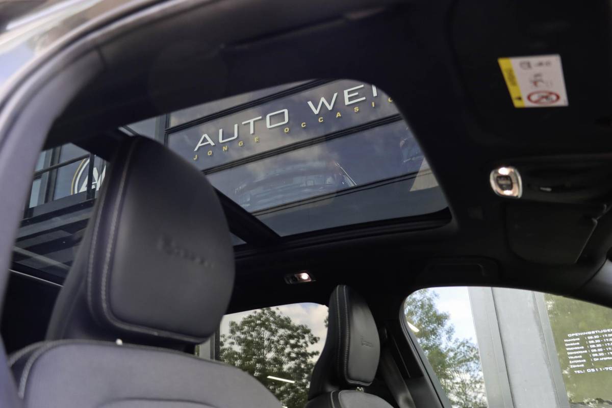 Volvo XC60 Volvo XC60 T8 AWD R-design Luchtvering | Pano | Harman Kardon | Trekhaak | Dealeronderhouden