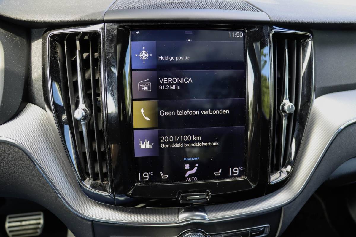 Volvo XC60 Volvo XC60 T8 AWD R-design Luchtvering | Pano | Harman Kardon | Trekhaak | Dealeronderhouden