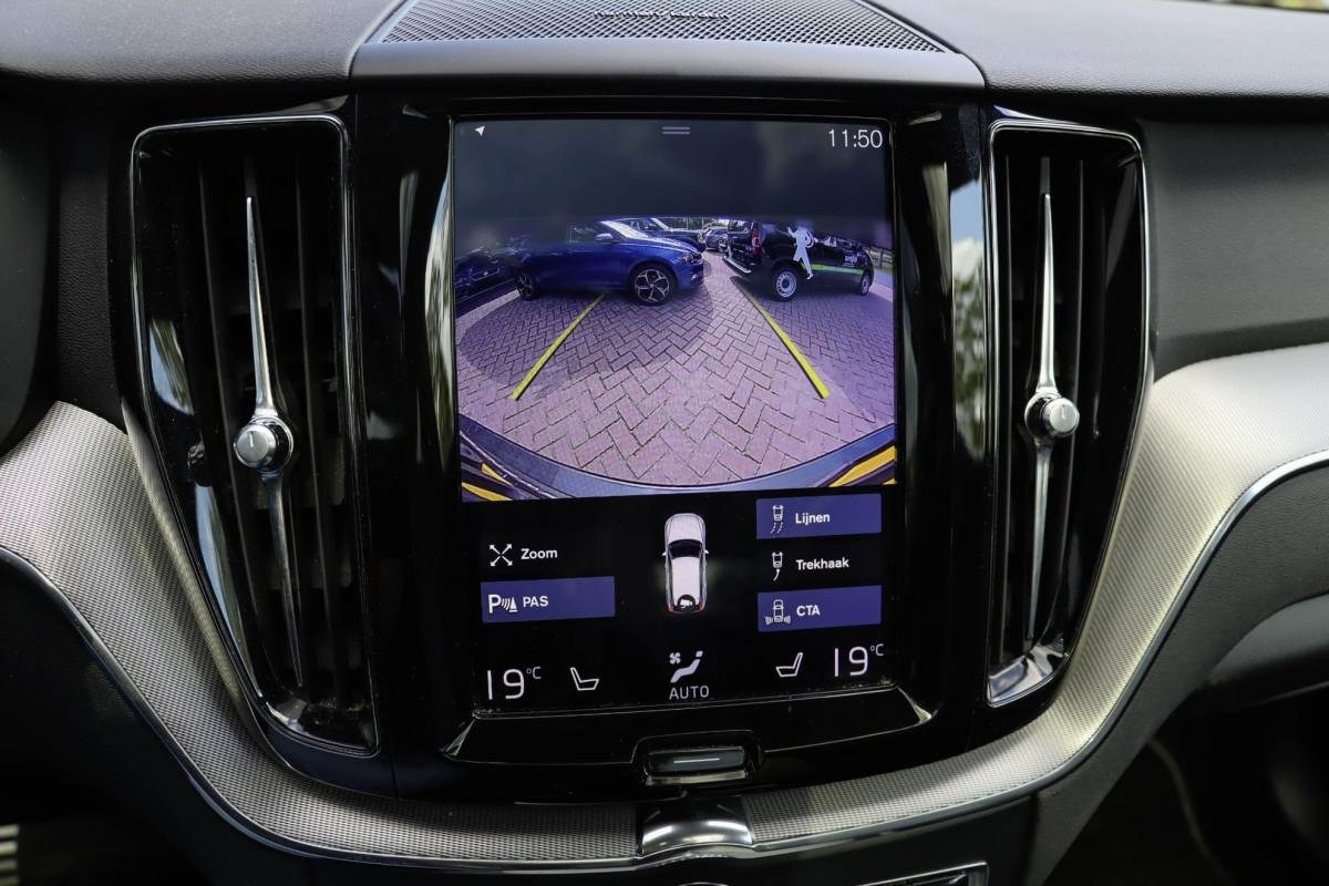 Volvo XC60 Volvo XC60 T8 AWD R-design Luchtvering | Pano | Harman Kardon | Trekhaak | Dealeronderhouden