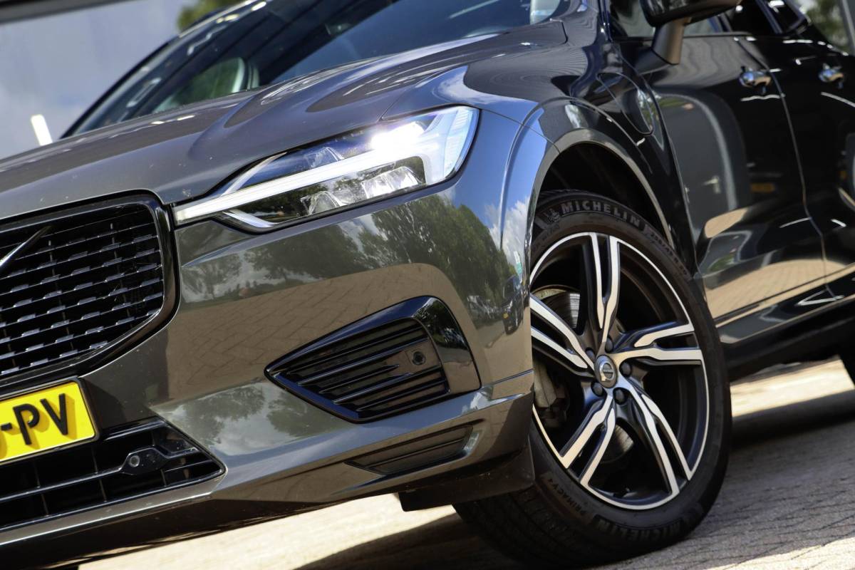 Volvo XC60 Volvo XC60 T8 AWD R-design Luchtvering | Pano | Harman Kardon | Trekhaak | Dealeronderhouden