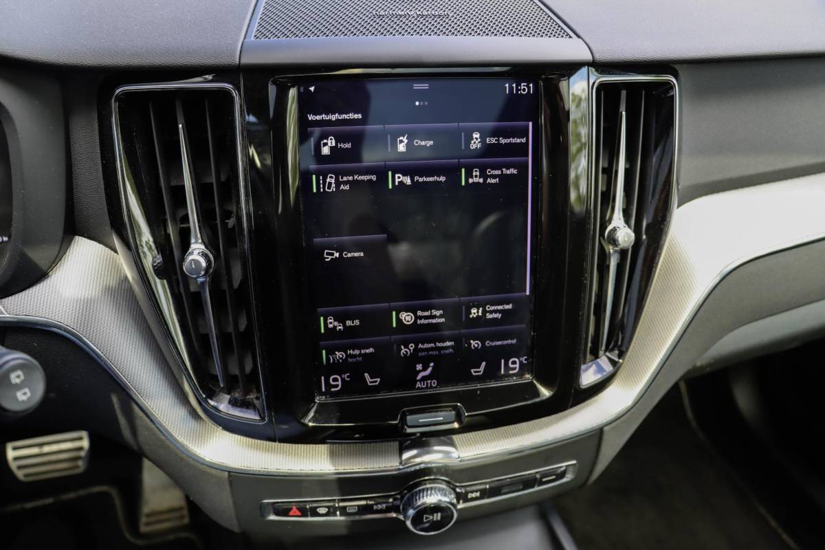 Volvo XC60 Volvo XC60 T8 AWD R-design Luchtvering | Pano | Harman Kardon | Trekhaak | Dealeronderhouden
