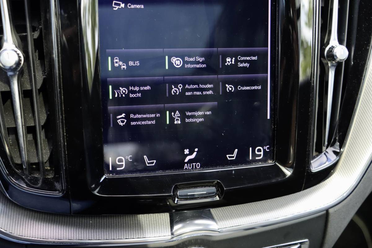Volvo XC60 Volvo XC60 T8 AWD R-design Luchtvering | Pano | Harman Kardon | Trekhaak | Dealeronderhouden