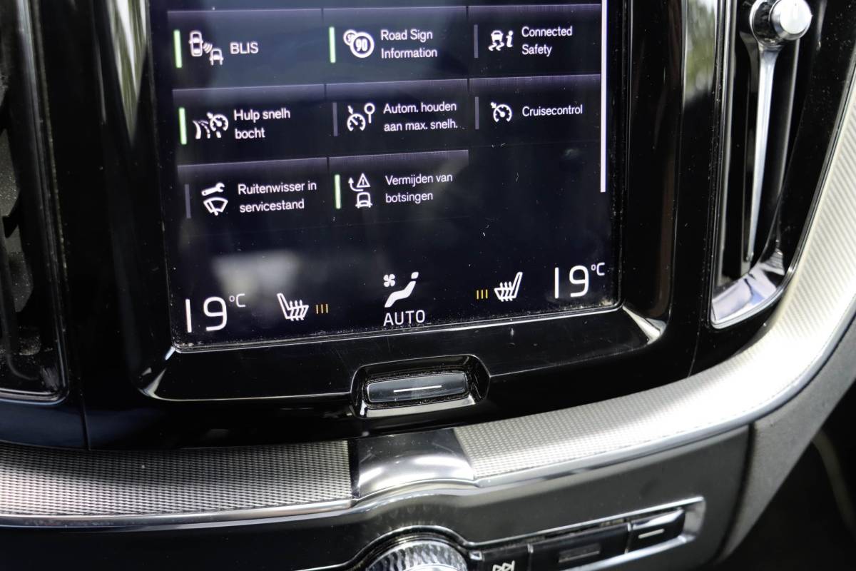 Volvo XC60 Volvo XC60 T8 AWD R-design Luchtvering | Pano | Harman Kardon | Trekhaak | Dealeronderhouden