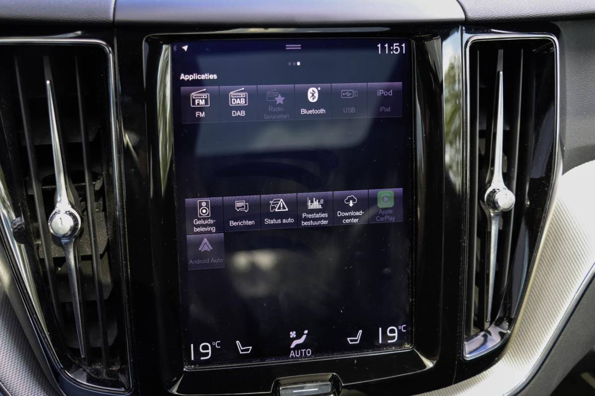 Volvo XC60 Volvo XC60 T8 AWD R-design Luchtvering | Pano | Harman Kardon | Trekhaak | Dealeronderhouden