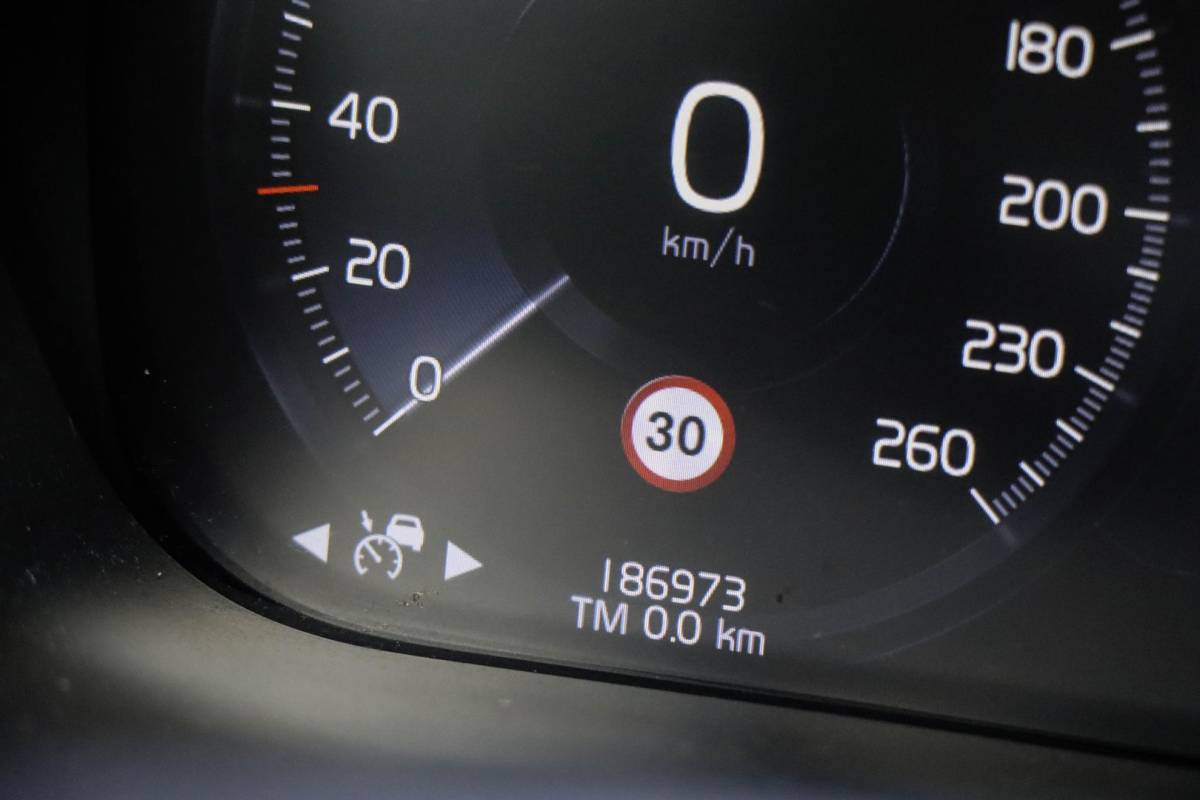 Volvo XC60 Volvo XC60 T8 AWD R-design Luchtvering | Pano | Harman Kardon | Trekhaak | Dealeronderhouden