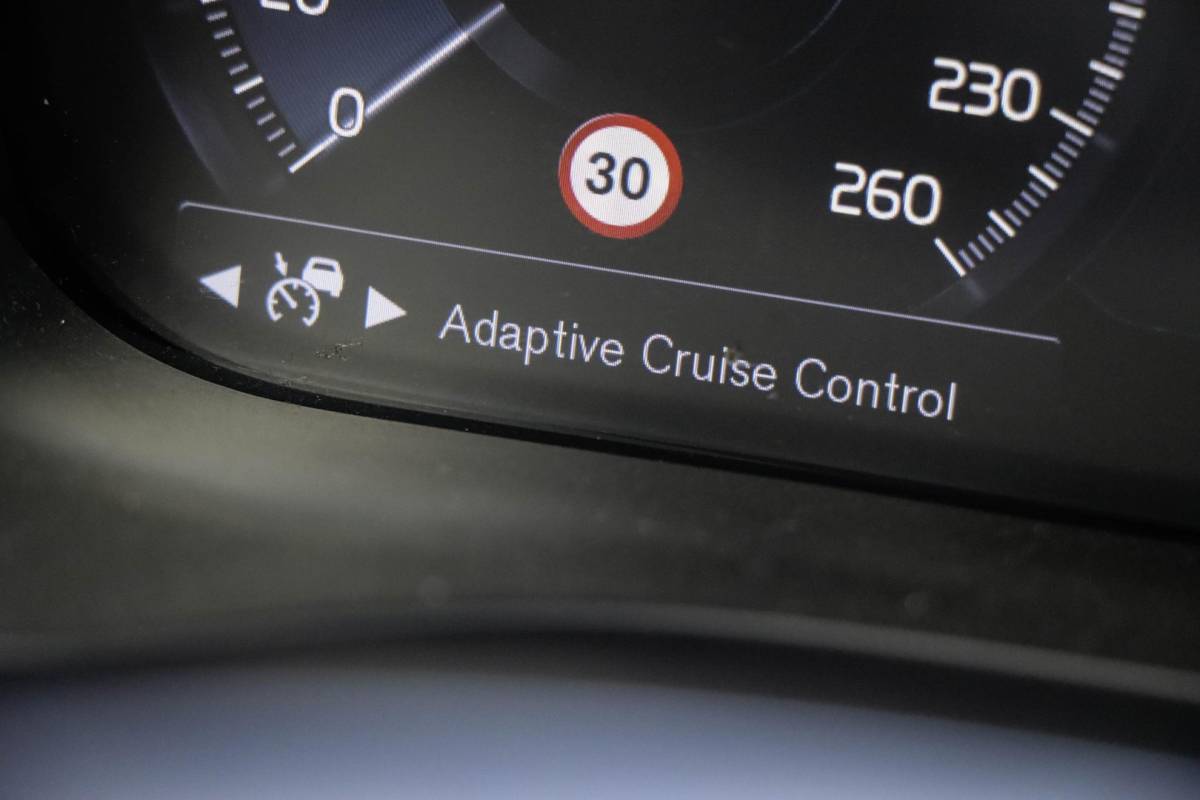 Volvo XC60 Volvo XC60 T8 AWD R-design Luchtvering | Pano | Harman Kardon | Trekhaak | Dealeronderhouden