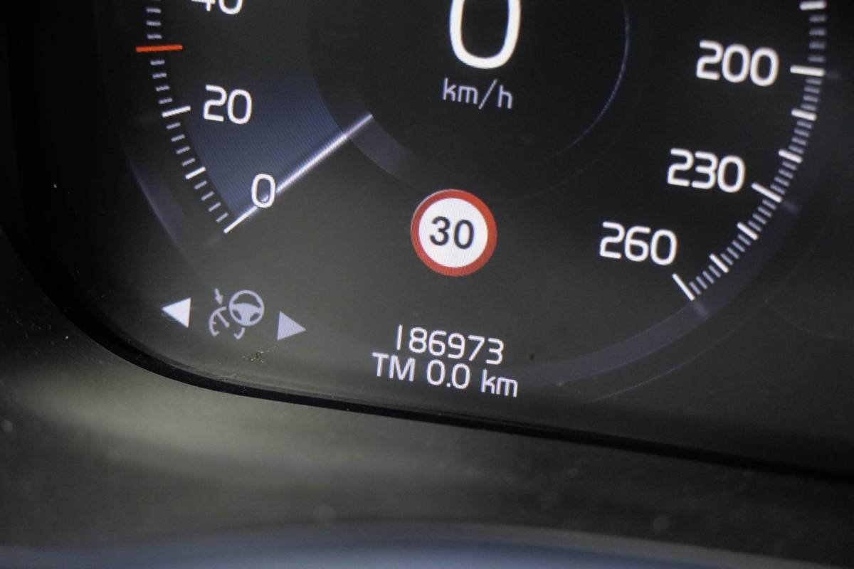 Volvo XC60 Volvo XC60 T8 AWD R-design Luchtvering | Pano | Harman Kardon | Trekhaak | Dealeronderhouden