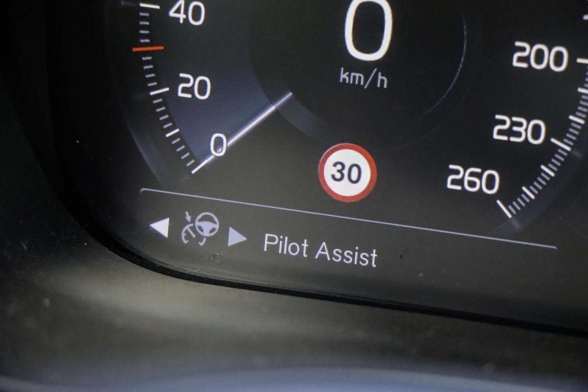 Volvo XC60 Volvo XC60 T8 AWD R-design Luchtvering | Pano | Harman Kardon | Trekhaak | Dealeronderhouden