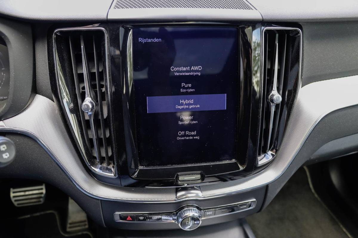 Volvo XC60 Volvo XC60 T8 AWD R-design Luchtvering | Pano | Harman Kardon | Trekhaak | Dealeronderhouden