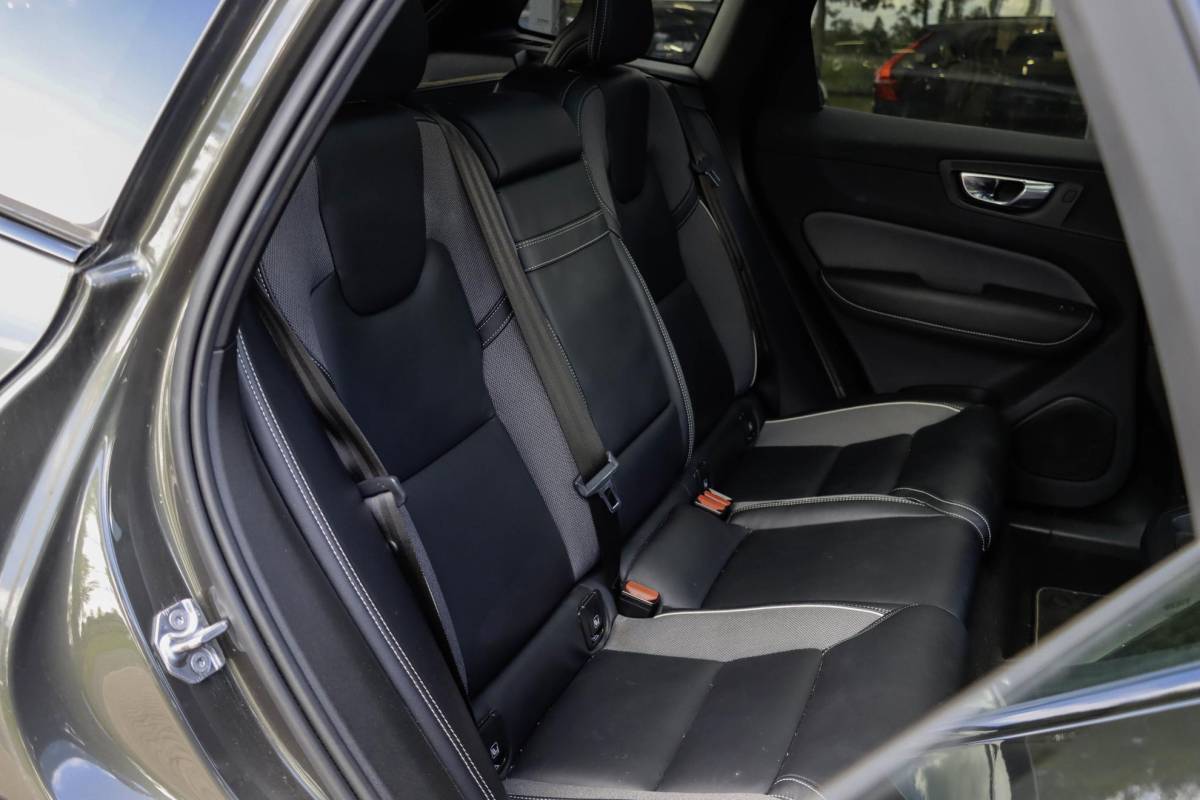 Volvo XC60 Volvo XC60 T8 AWD R-design Luchtvering | Pano | Harman Kardon | Trekhaak | Dealeronderhouden