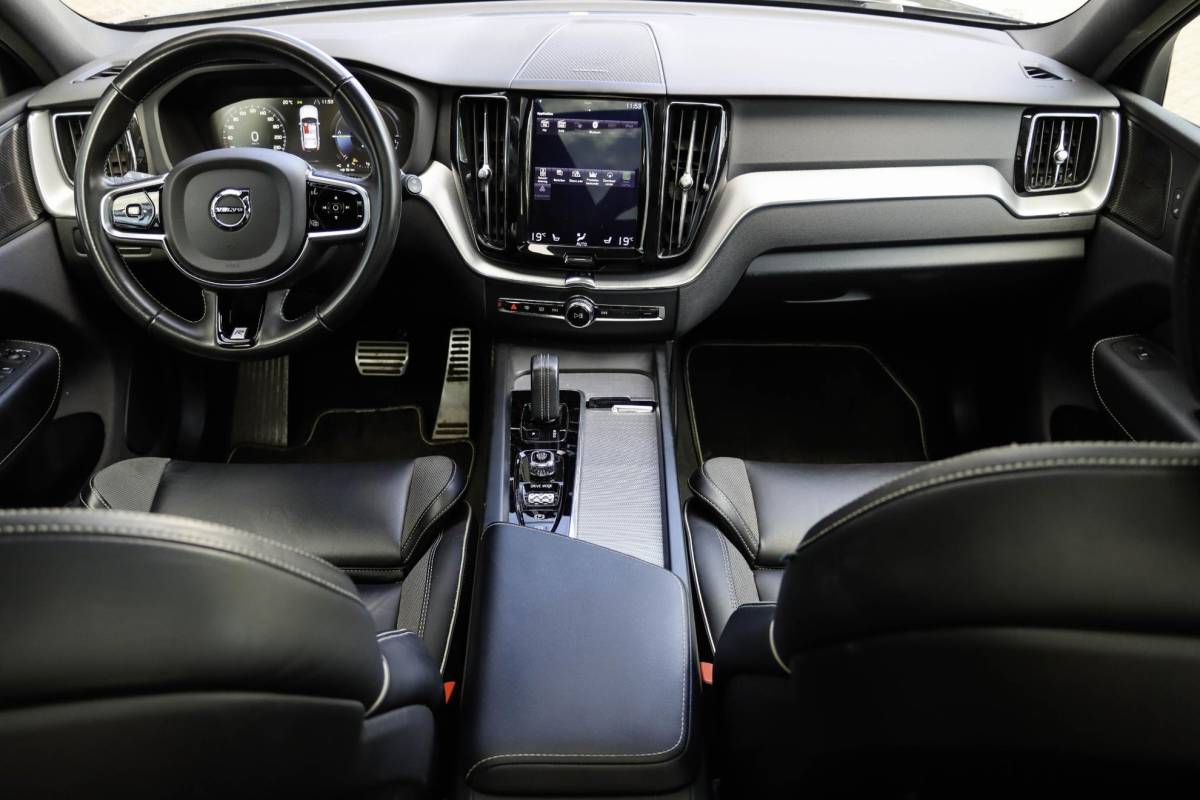 Volvo XC60 Volvo XC60 T8 AWD R-design Luchtvering | Pano | Harman Kardon | Trekhaak | Dealeronderhouden