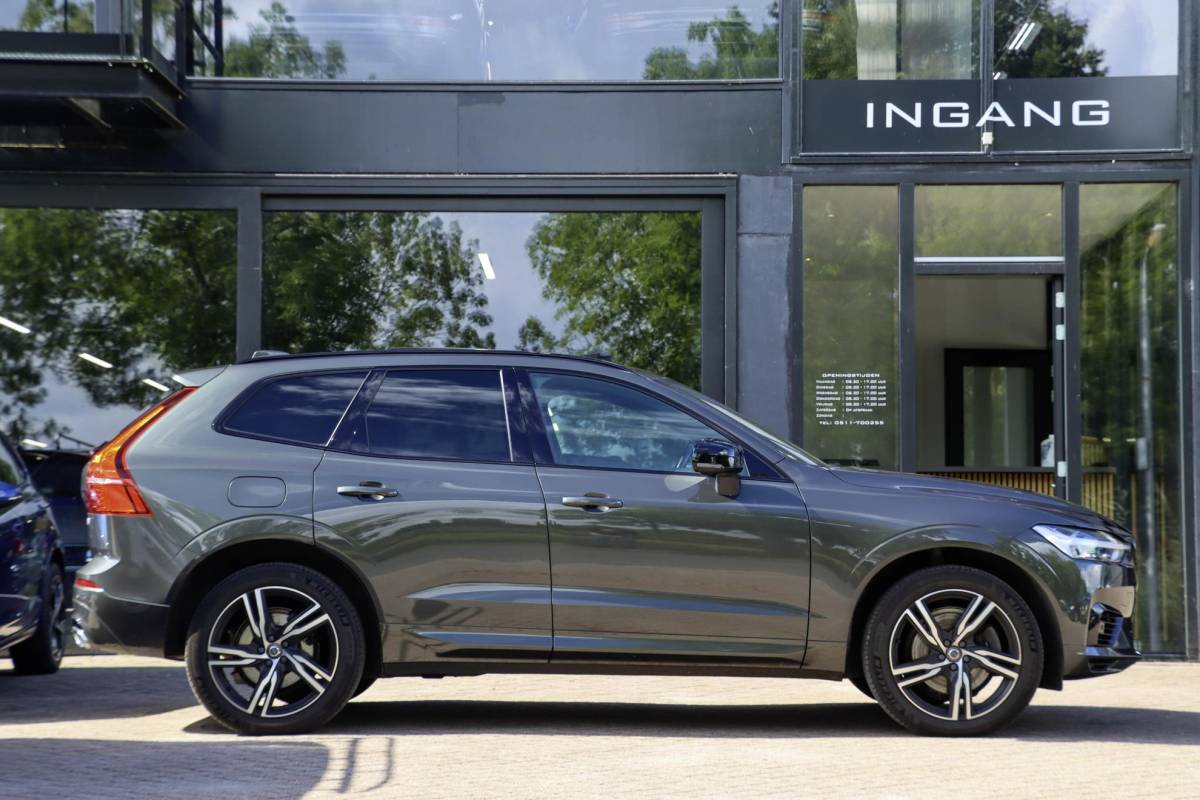 Volvo XC60 Volvo XC60 T8 AWD R-design Luchtvering | Pano | Harman Kardon | Trekhaak | Dealeronderhouden