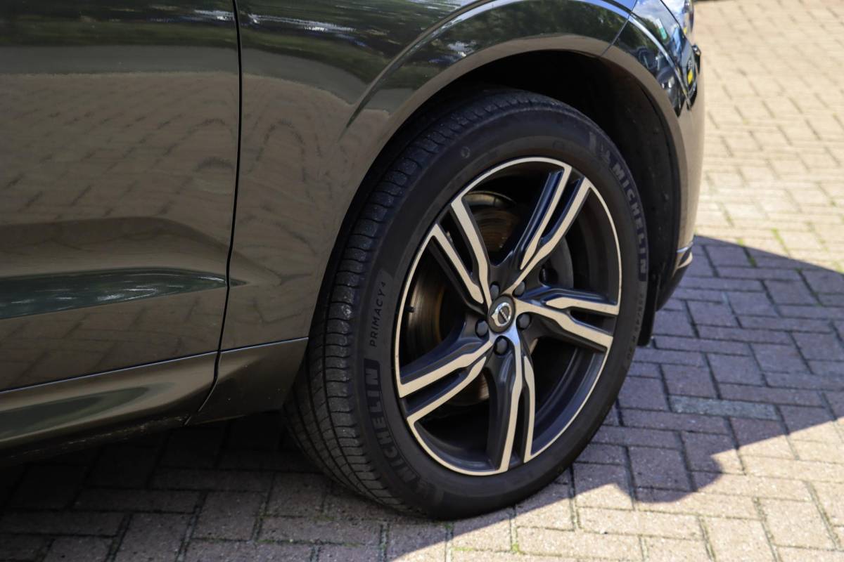 Volvo XC60 Volvo XC60 T8 AWD R-design Luchtvering | Pano | Harman Kardon | Trekhaak | Dealeronderhouden