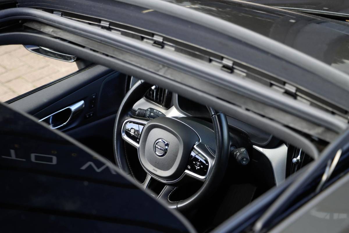 Volvo XC60 Volvo XC60 T8 AWD R-design Luchtvering | Pano | Harman Kardon | Trekhaak | Dealeronderhouden