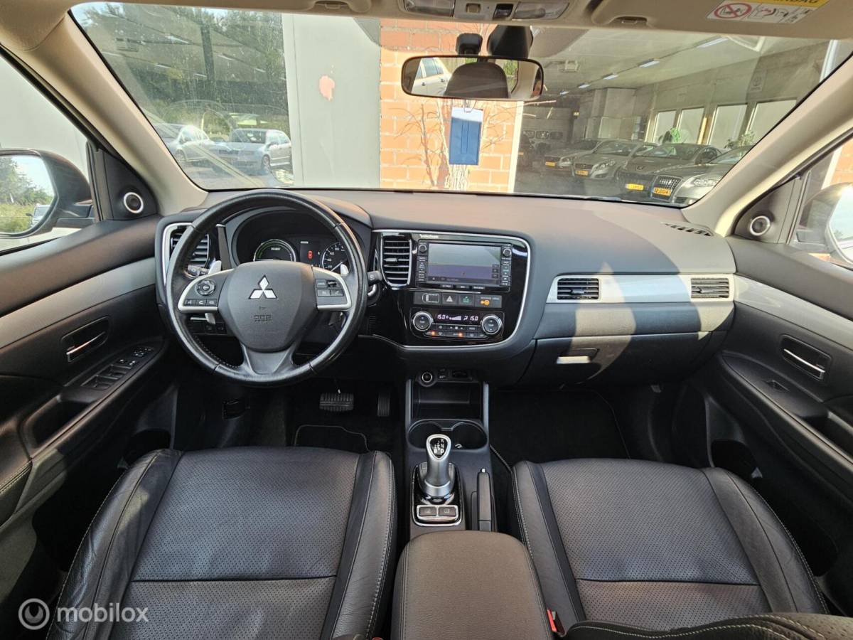 Mitsubishi Outlander Mitsubishi Outlander 2.0 PHEV Instyle leer/Navi/Pano/cruise