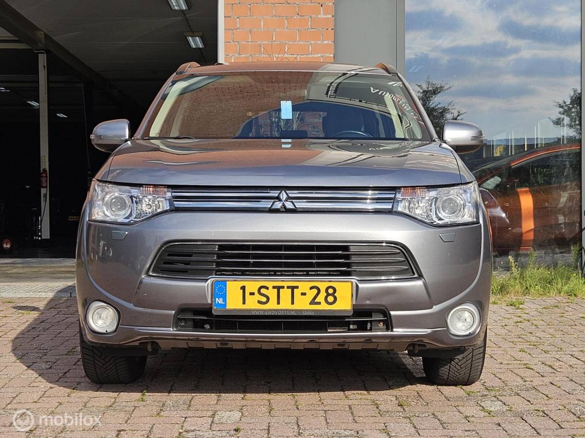 Mitsubishi Outlander Mitsubishi Outlander 2.0 PHEV Instyle leer/Navi/Pano/cruise