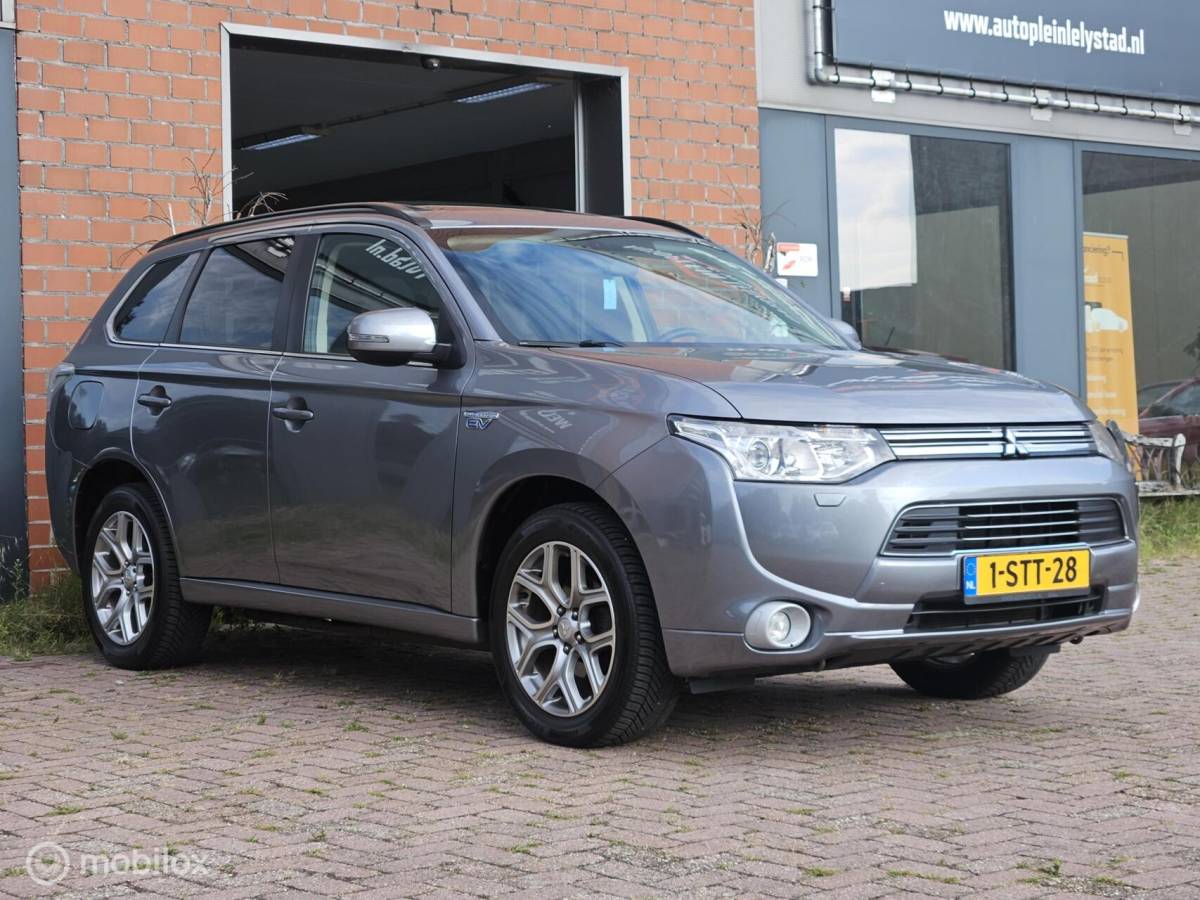 Mitsubishi Outlander Mitsubishi Outlander 2.0 PHEV Instyle leer/Navi/Pano/cruise
