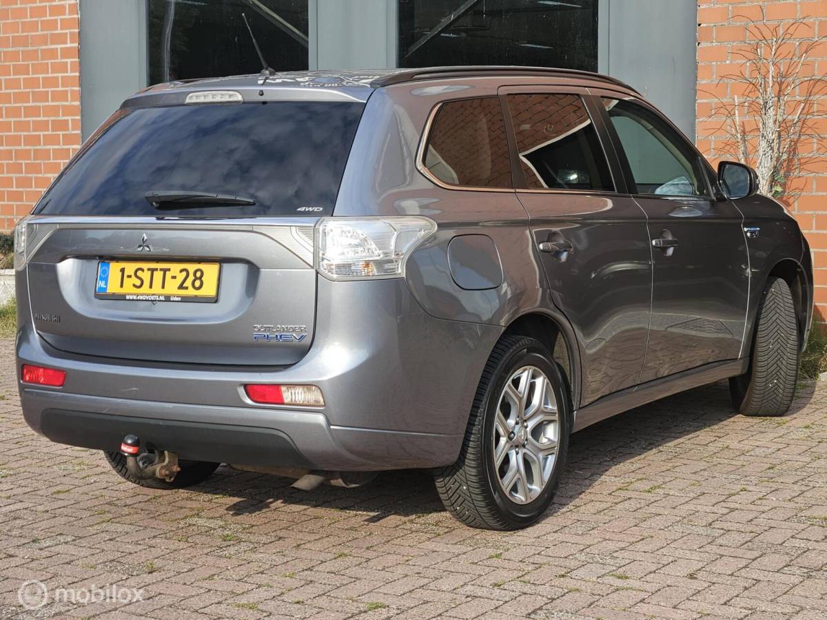 Mitsubishi Outlander Mitsubishi Outlander 2.0 PHEV Instyle leer/Navi/Pano/cruise
