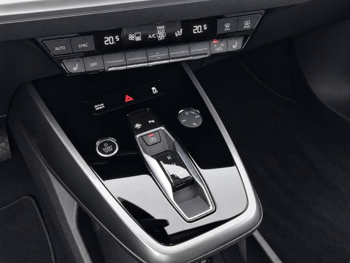 Audi Q4 Sportback e-tron Audi Q4 Sportback e-tron 35 Launch edition 55 kWh 125kW/170PK · Panoramadak · Leder · Stoelverwarming · Apple/Android Car Play · Garantie t/m 17-10-2026 of 100000km.