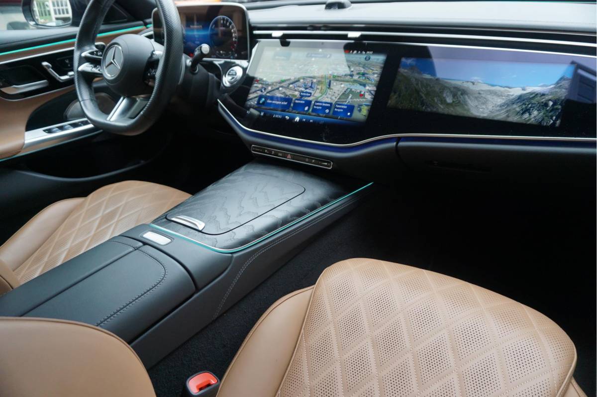 Mercedes-Benz E-Klasse Mercedes-Benz E-klasse Estate 300 e AMG Line Premium Plus Airmatic | Hyperscreen | Trekhaak | Pano | Adaptive + Lane | Memory Stoelmassage + Koeling + Verwarming | NL auto |