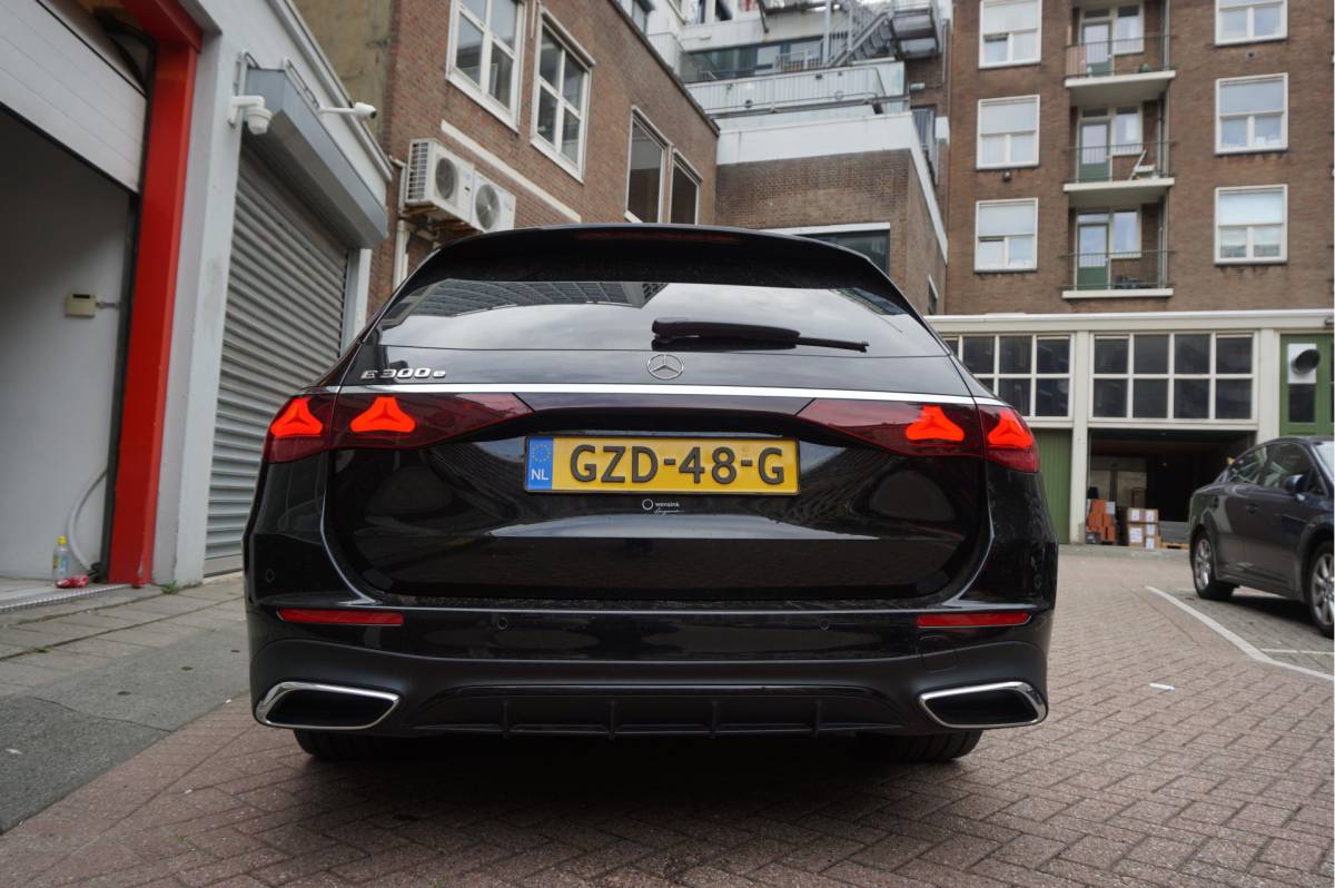 Mercedes-Benz E-Klasse Mercedes-Benz E-klasse Estate 300 e AMG Line Premium Plus Airmatic | Hyperscreen | Trekhaak | Pano | Adaptive + Lane | Memory Stoelmassage + Koeling + Verwarming | NL auto |