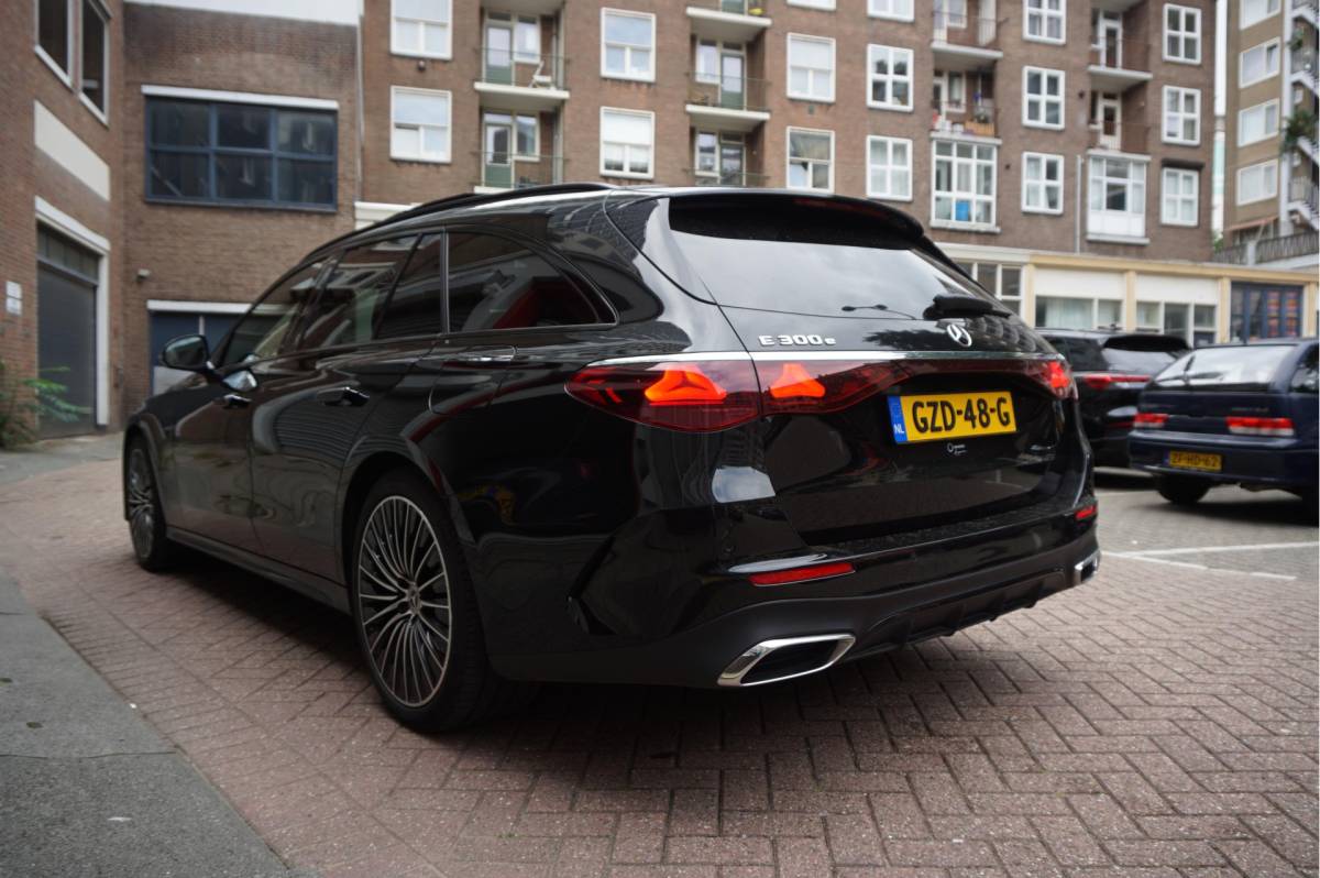 Mercedes-Benz E-Klasse Mercedes-Benz E-klasse Estate 300 e AMG Line Premium Plus Airmatic | Hyperscreen | Trekhaak | Pano | Adaptive + Lane | Memory Stoelmassage + Koeling + Verwarming | NL auto |