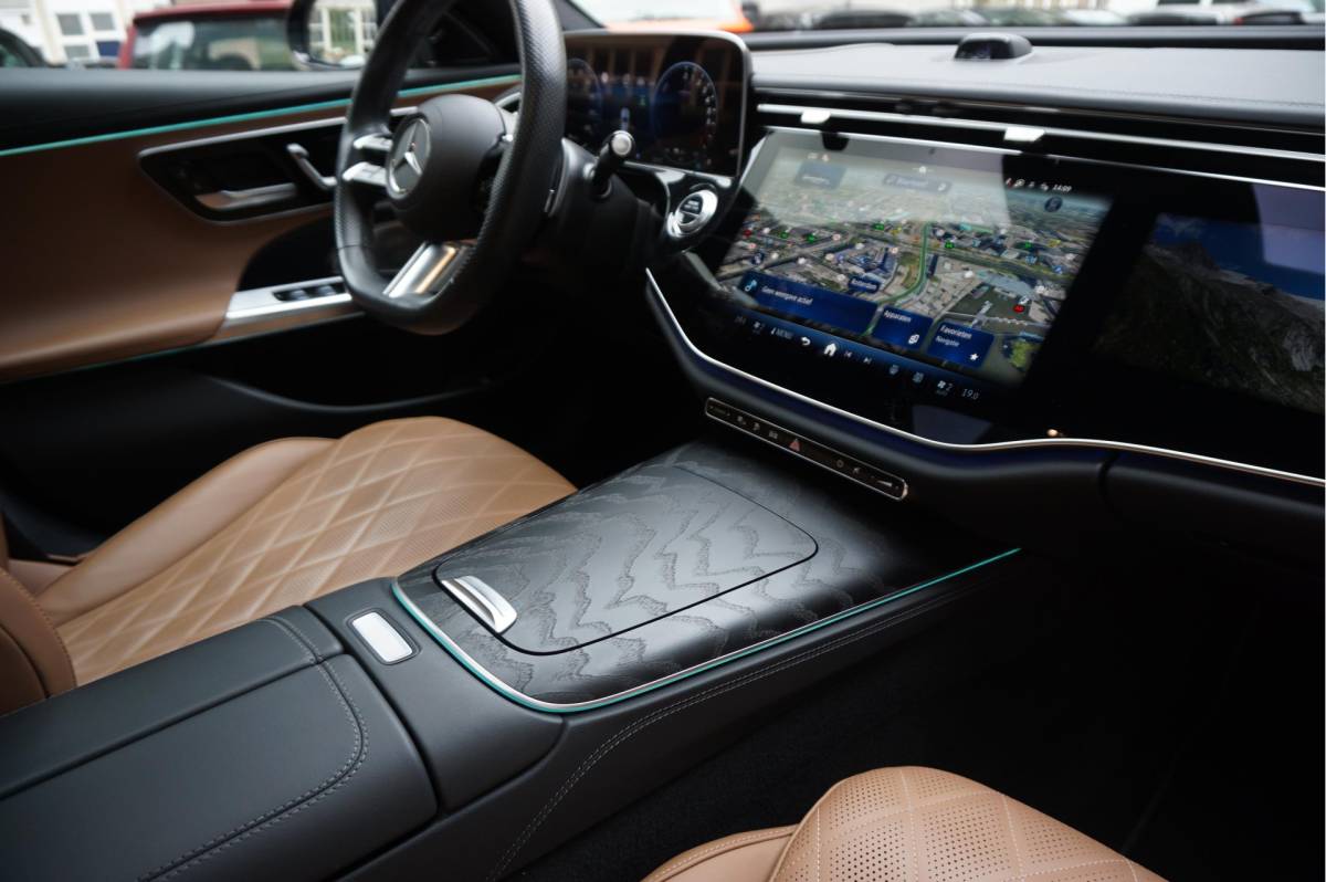 Mercedes-Benz E-Klasse Mercedes-Benz E-klasse Estate 300 e AMG Line Premium Plus Airmatic | Hyperscreen | Trekhaak | Pano | Adaptive + Lane | Memory Stoelmassage + Koeling + Verwarming | NL auto |