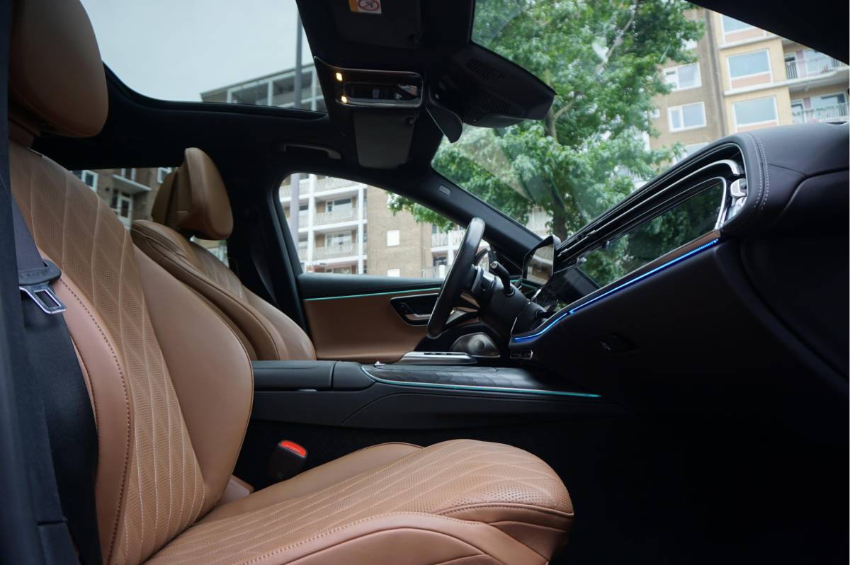 Mercedes-Benz E-Klasse Mercedes-Benz E-klasse Estate 300 e AMG Line Premium Plus Airmatic | Hyperscreen | Trekhaak | Pano | Adaptive + Lane | Memory Stoelmassage + Koeling + Verwarming | NL auto |