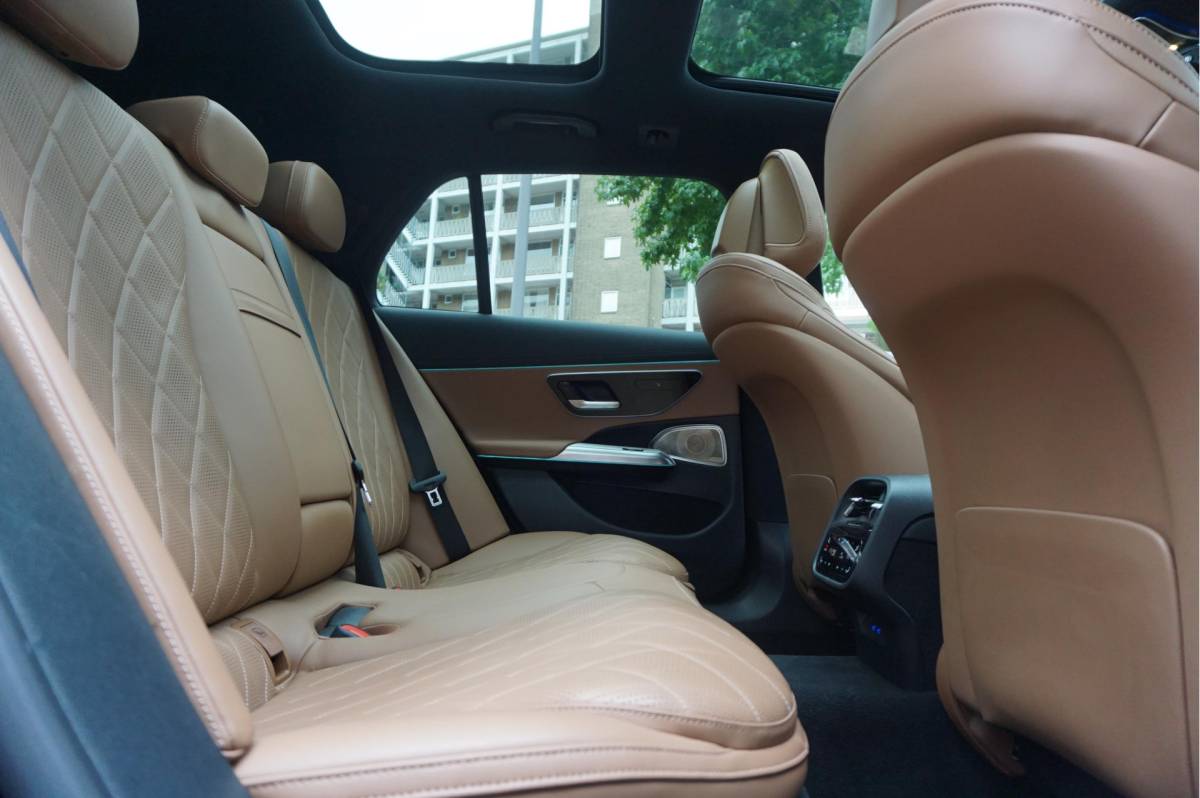 Mercedes-Benz E-Klasse Mercedes-Benz E-klasse Estate 300 e AMG Line Premium Plus Airmatic | Hyperscreen | Trekhaak | Pano | Adaptive + Lane | Memory Stoelmassage + Koeling + Verwarming | NL auto |