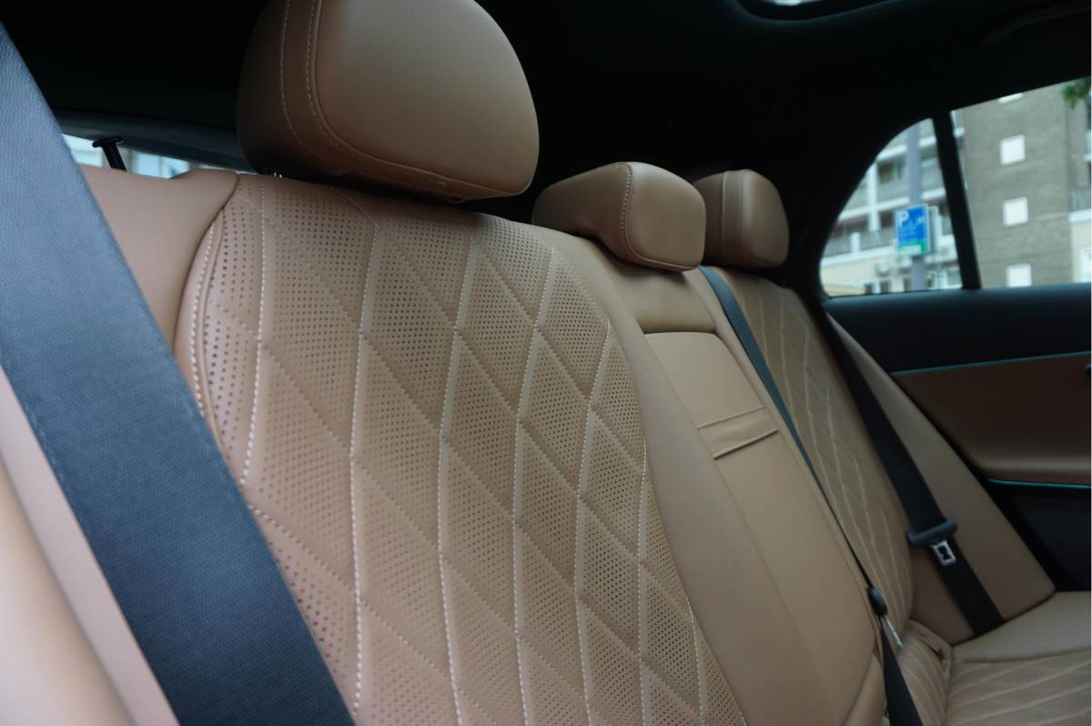 Mercedes-Benz E-Klasse Mercedes-Benz E-klasse Estate 300 e AMG Line Premium Plus Airmatic | Hyperscreen | Trekhaak | Pano | Adaptive + Lane | Memory Stoelmassage + Koeling + Verwarming | NL auto |