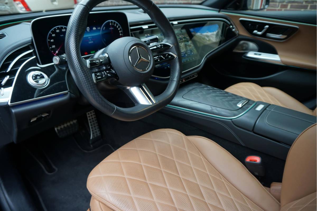 Mercedes-Benz E-Klasse Mercedes-Benz E-klasse Estate 300 e AMG Line Premium Plus Airmatic | Hyperscreen | Trekhaak | Pano | Adaptive + Lane | Memory Stoelmassage + Koeling + Verwarming | NL auto |