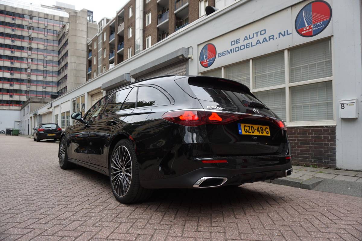 Mercedes-Benz E-Klasse Mercedes-Benz E-klasse Estate 300 e AMG Line Premium Plus Airmatic | Hyperscreen | Trekhaak | Pano | Adaptive + Lane | Memory Stoelmassage + Koeling + Verwarming | NL auto |